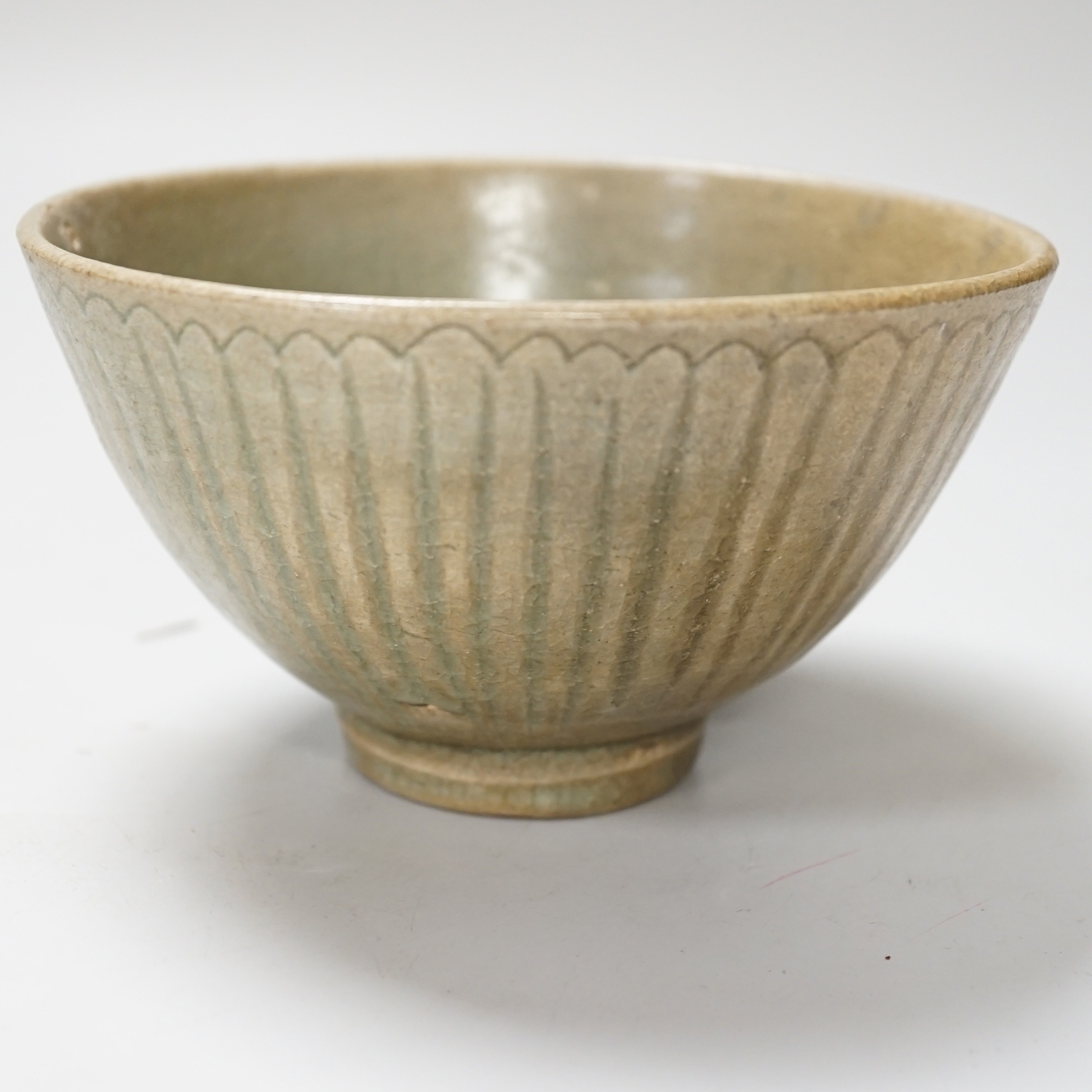 A Thai celadon ribbed bowl, Sisatchanalai, 14th-16th century, 14cm diameter